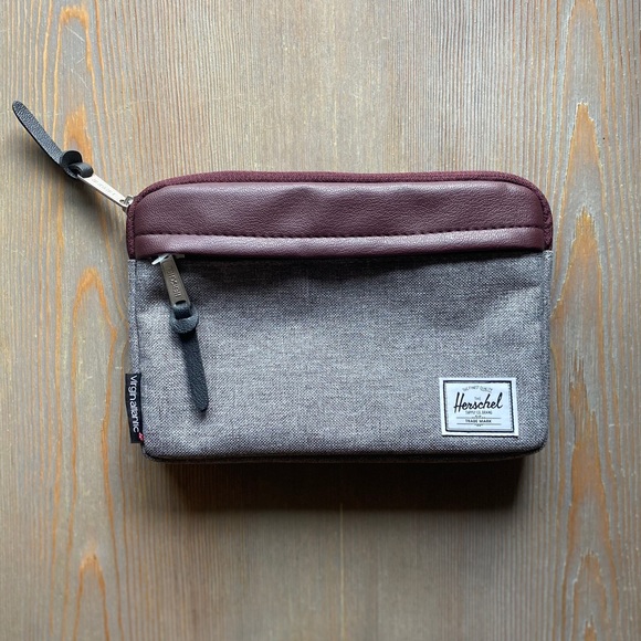 NWOT Herschel Supply Company travel bag - Picture 3 of 7